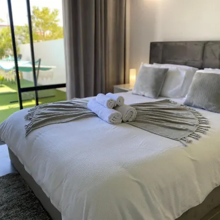 Casa Com Terraco E Piscina